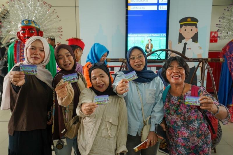 LRT Jabodebek rayakan HUT ke-498 Jakarta dengan kuliner Betawi gratis, Abang None, dan pembagian 498 KMT edisi khusus.