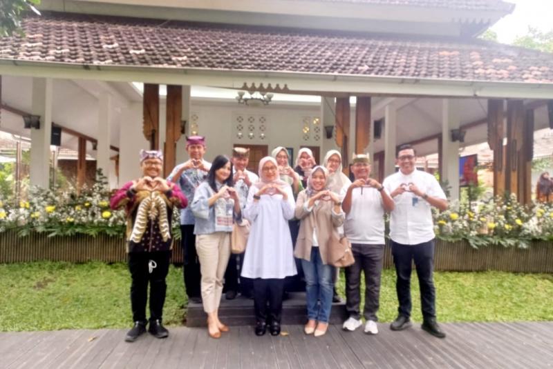 Plt. Direktur Utama KAI Services Ririn Widi Astutik beserta rombongan saat bersama Bupati Banyuwangi Ipuk Fiestiandani dan rombonggannya membahas peluang kerja sama pengembangan kuliner dan pemberdayaan UMKM lokal di Pendopo Sabha Swagata Blambangan, Jumat (20/6).