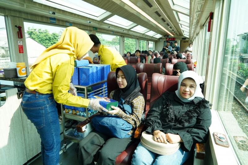 Suasana di dalam Kereta Wisata Panoramic. Foto istimewa/KAI Wisata 