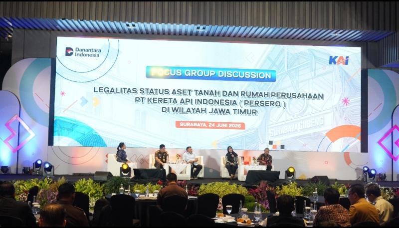Direktur Keselamatan dan Keamanan KAI Dadan Rudiansyah memberikan pemaparan dalam Focus Group Discussion bertajuk “Legalitas Status Aset Tanah dan Rumah Perusahaan KAI” yang digelar di Surabaya, Selasa (24/6/2025). 