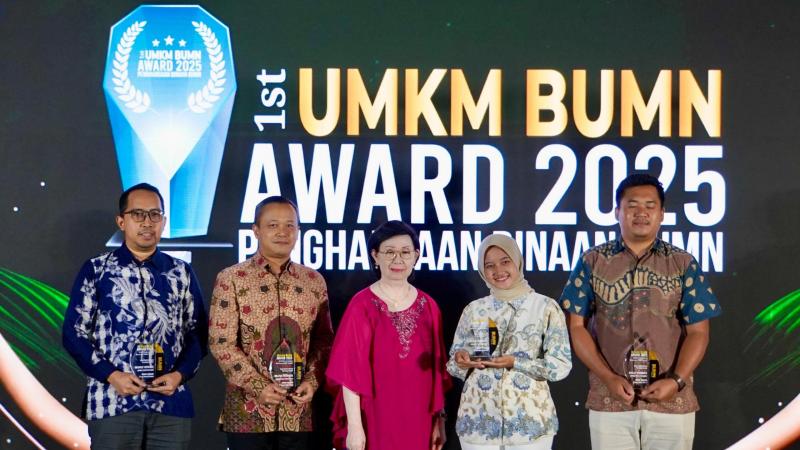 Budi Satriyo selaku Direktur Keuangan, SDM, dan Manajemen Risiko PT Terminal Teluk Lamong menerima penghargaan (kedua dari kiri) & Dra. Nurasih Suwahyono, M.Lib. Direktur Eksekutif Masyarakat Standardidasi Indonesia (MASTAN) (Tengah). Foto istimewa/terminal teluk lamong 