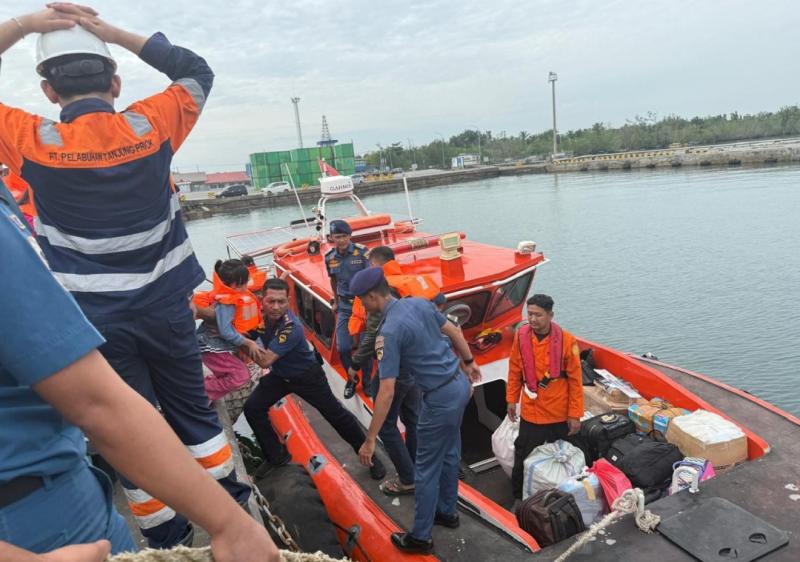 Kapal rede penghubung penumpang dari kapal ke Pelabuhan Baai, Bengkulu