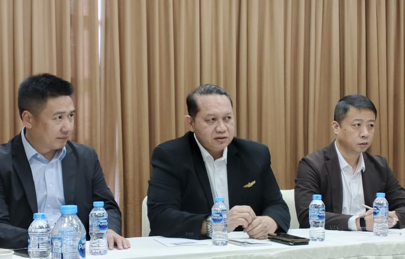 Agung Sasongkojati (tengah)