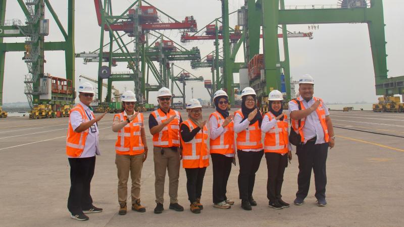 Peninjauan langsung konservasi energi di Terminal Teluk Lamong, Surabaya. Foto istimewa/TTL