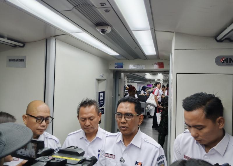 Dirut KCI (tengah) di atas CL Basoetta