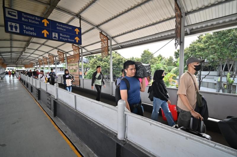 Penumpang kapal penyeberangan