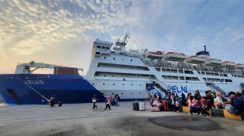 KM Kelud dari Belawan bersandar di pelabuhan Tanjung Priok, Jakarta Timur untuk mennurunkan penumpang pada Jumat (4/72025).