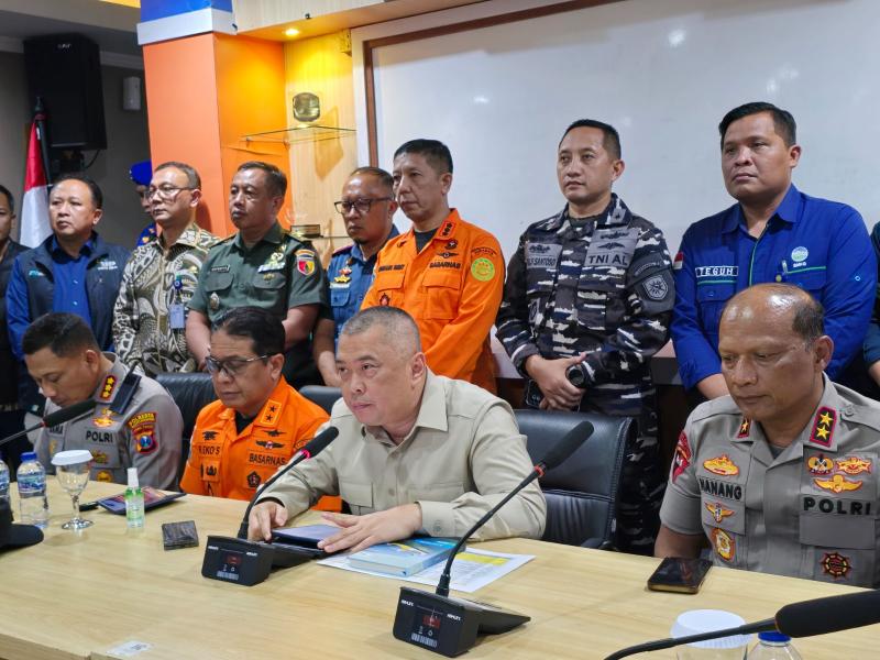 Menteri Perhubungan Dudy Purwagandhi memantau langsung proses evakuasi KMP Tunu Pratama JayaFoto istimewa 