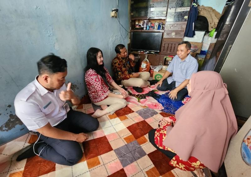 Direksi KAI Services menyerahkan paket bingkisan secara langsung kepada pekerja sebagai bagian dari rangkaian kegiatan HUT ke-22 KAI Services. Kegiatan ini menjadi wujud apresiasi dan kebersamaan antara manajemen dan insan KAI Services.
