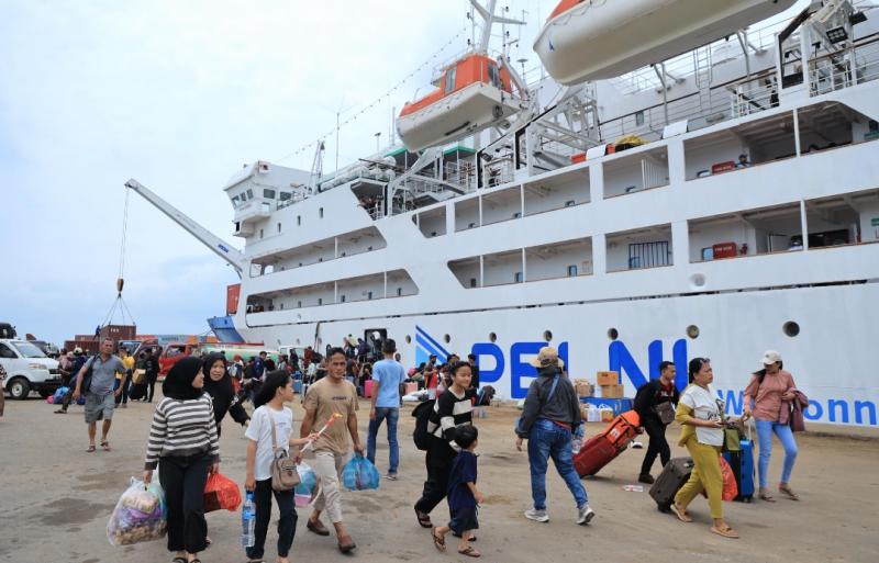 Penumpang hendak naik kapal Pelni