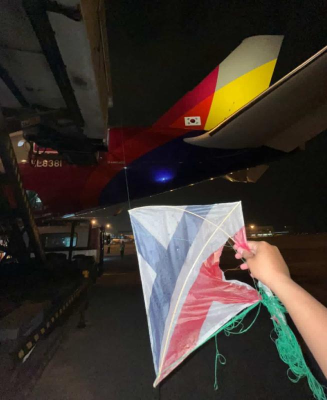 Layangan putus di sisi pesawat