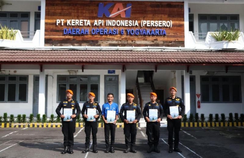 Petugas KAI Daop 6 Yogyakarta menerima penghargaan atas dedikasi dan integritas tinggi dalam pelayanan kepada pelanggan, Senin (7/7/2025).