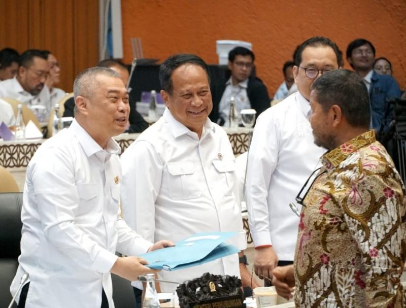 Menhub dan Wamenhub berbincang dengan anggota Komisi V di Gedung DPR, Selasa (8/7/2025)