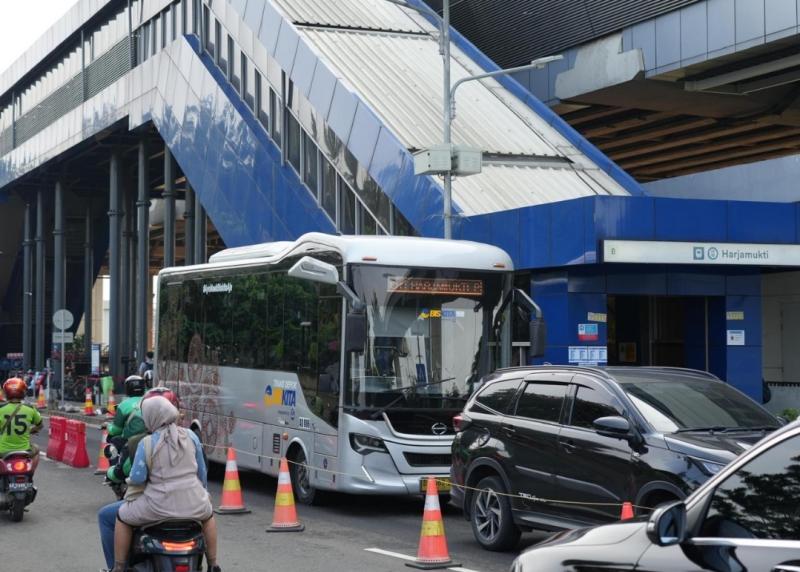 Stasiun Harjamukti yang kini semakin terintegrasi dengan berbagai layanan angkutan penghubung.