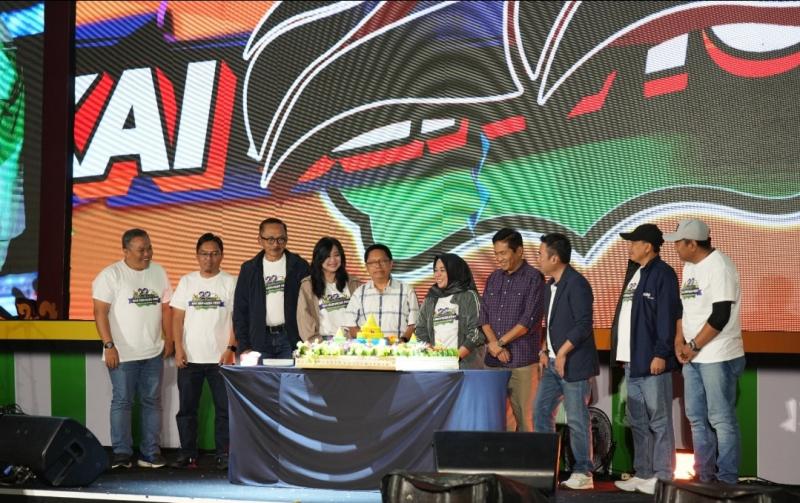 Plt Direktur Utama KAI Services Ririn Widi Astutik bersama jajaran direksi dan tamu undangan memotong tumpeng sebagai simbol perayaan HUT ke-22 KAI Services di Pusdiklat PT KAI, Bandung, Ahad (6/7/2025).