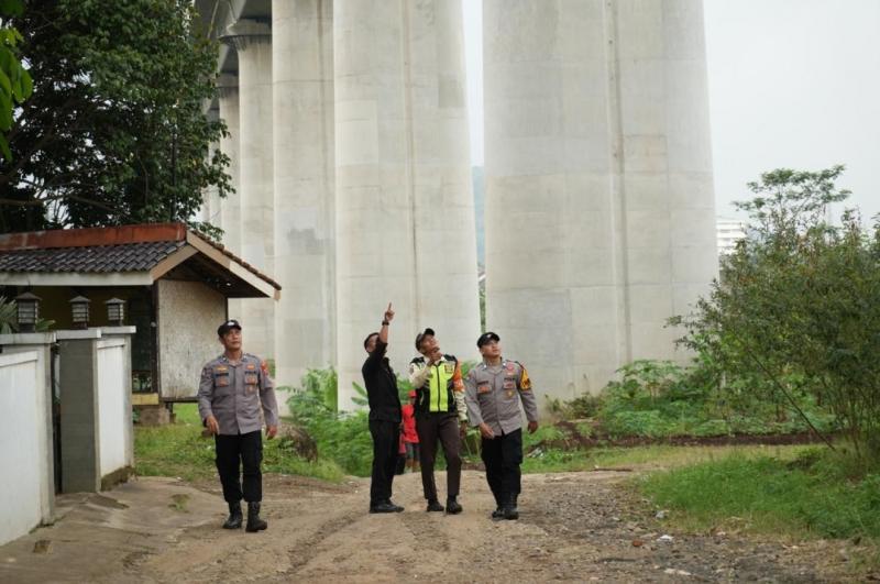 Petugas KCIC bersama aparat kepolisian melakukan patroli gabungan di sekitar jalur Kereta Cepat Whoosh untuk mengimbau warga agar tidak bermain layang-layang demi menjaga keselamatan dan kelancaran operasional perjalanan.