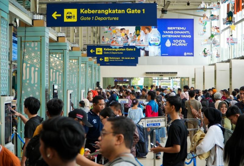 Suasana ramai calon penumpang di Stasiun Pasar Senen, Jakarta, Kamis (10/7/2025). Selama masa libur sekolah, stasiun ini menjadi favorit masyarakat dengan jumlah pelanggan tertinggi di wilayah KAI Daop 1 Jakarta.