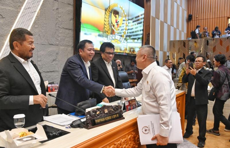 Menhub berjabat tangan dengan pimpinan Komisi V DPR (BKIP)