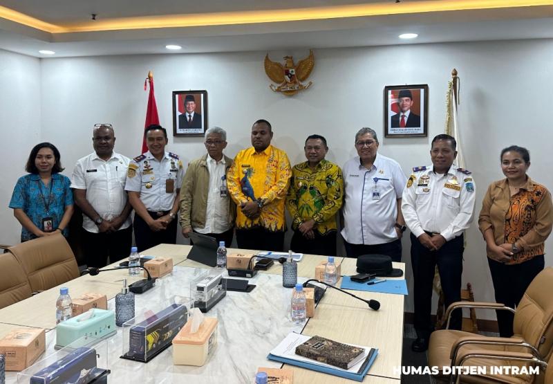 Pertemuan Ditjen Intram dan Bupati Supiori Papua di Jakarta