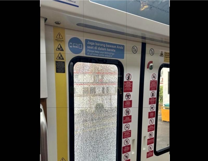 Kaca KRL baru terkena lemparan batu oleh orang tidak bertanggung jawab pada Jumat (11/7/2025).