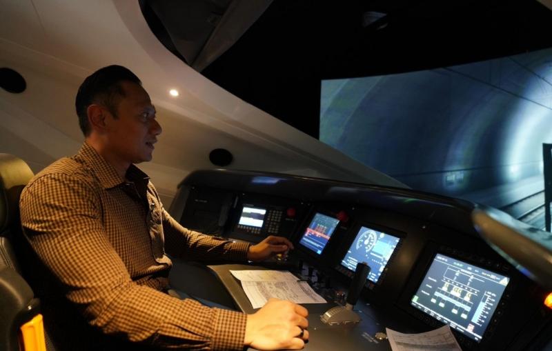 Menko AHY mencoba simulasi kereta whoosh di Depo Tegalluar pada kunjungannya Jumat (11/7/2025).