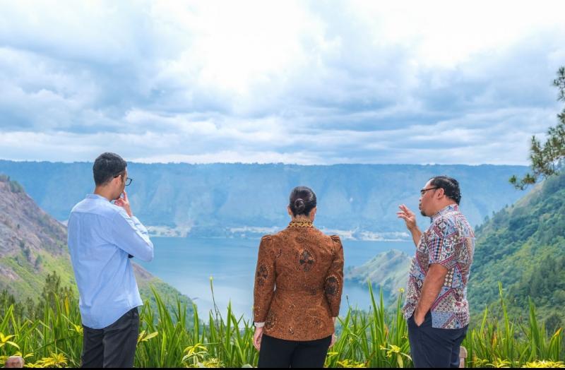Wamenpar (tengah) di Danau Toba