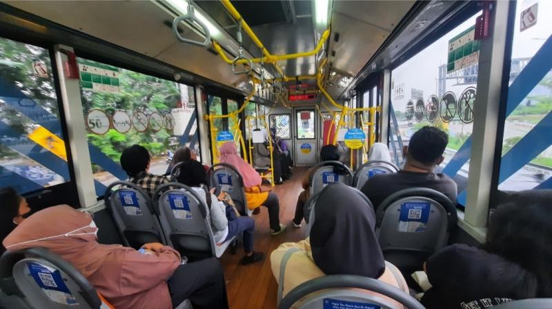 Suasana di dalam Bus TransJabodetabek rute Dukuh Atas-Bekasi pada saat jam sibuk sore hari terlihat masih sepi pengguna tidak ada penumpang dengan posisi berdiri. (Ist)