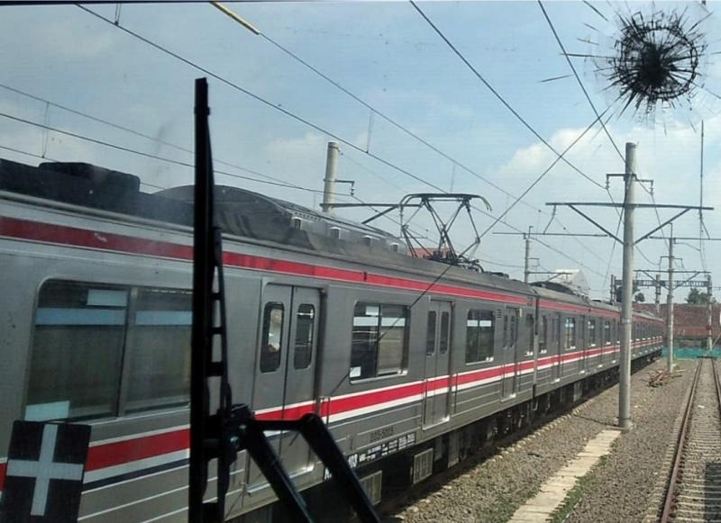 Kaca KRL mengalami pecah akibat dilempar orang tidak bertanggung jawab di Jalur Tanah Abang-Rangkasbitung pada Rabu (15/7/2025).