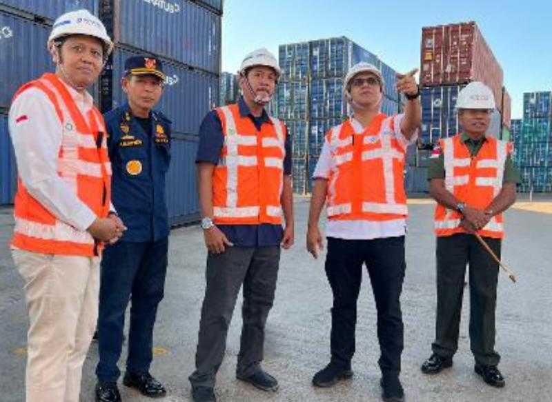 Gubernur NTT dan sejumlah perwakilan instansi terksit di Pelabuhan Kupang
