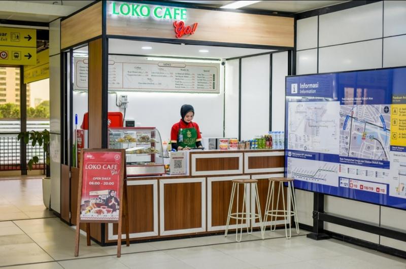 Loko Café Go di Stasiun LRT Jabodebek, tempat nyaman untuk bersantai menikmati sajian kopi dan jajanan khas kereta api sambil menanti rangkaian tiba.
