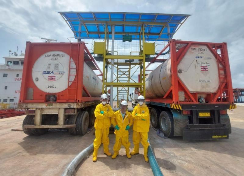 Salah satu kegiatan operasional yang dilayani di Terminal Kijing, Kalimantan Barat