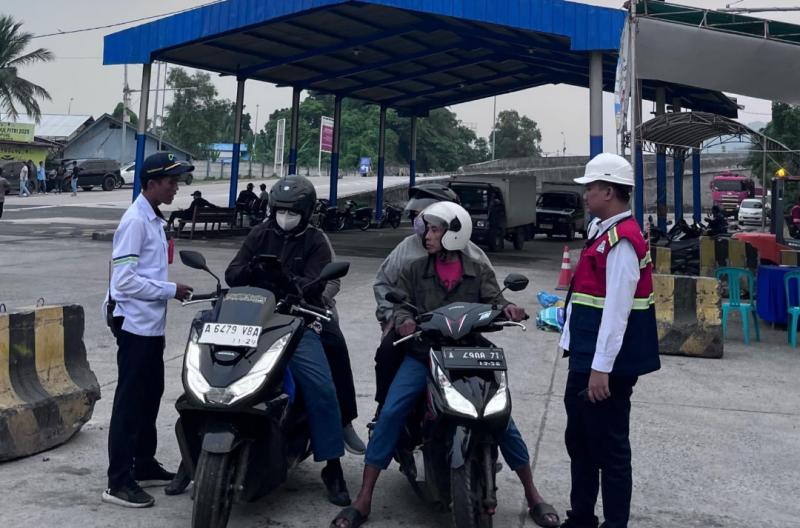 Pemeriksaan tiket pengguna jasa ASDP