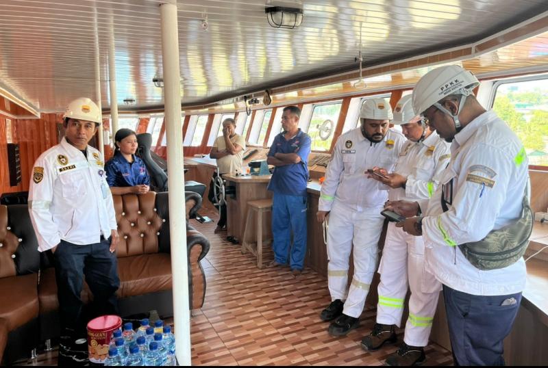 Tim uji petik di kapal Roro di Pelabuhan Ambon