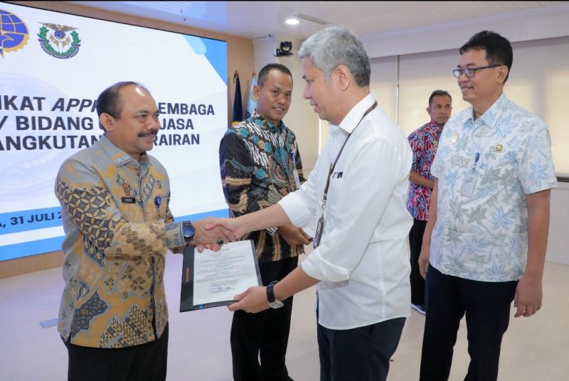 Sesditjt Hubla saat memberikan Sertifikat didampingi Kapusbang SDM Laut