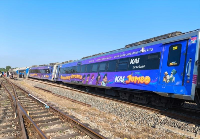 Petugas KAI tengah melakukan proses evakuasi dan perbaikan jalur di sekitar Stasiun Pegadenbaru pasca gangguan operasional KA Argo Bromo Anggrek, Jumat (1/8). KAI memastikan keselamatan penumpang tetap menjadi prioritas utama.