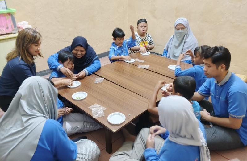 SM Corporate Secretary PTP Nonpetikemas bergabung dengan anak-anak berkebutuhan khusus di Rumah Autis