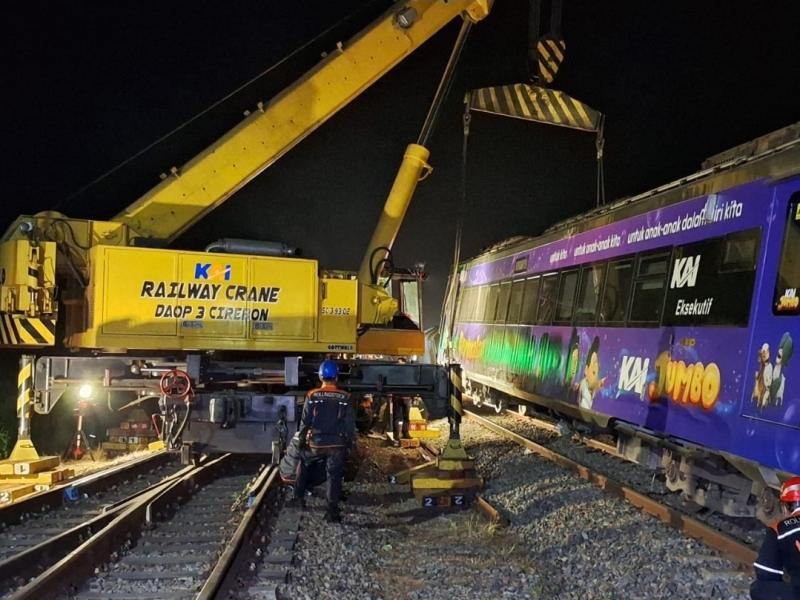Petugas KAI bersama tim teknis melakukan proses evakuasi rangkaian KA Argo Bromo Anggrek yang anjlok di Emplasemen Stasiun Pegadenbaru, Subang, Jumat (1/8/2025). Evakuasi dilakukan secara intensif demi pemulihan jalur dan kelancaran perjalanan kereta api lainnya.