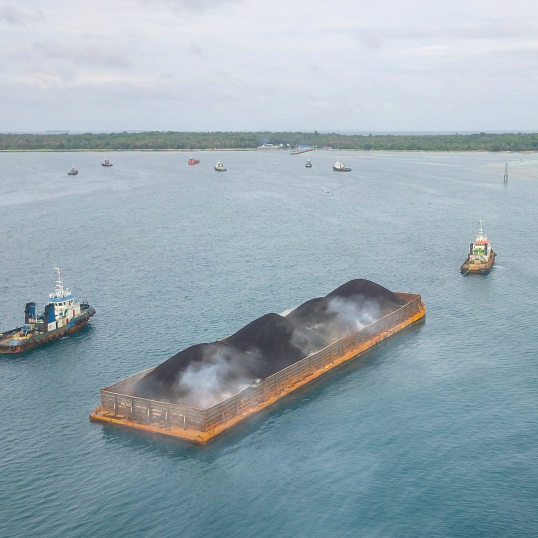 Angkut Ribuan Ton Bijih Besi Kapal  Tongkang Terbalik di 