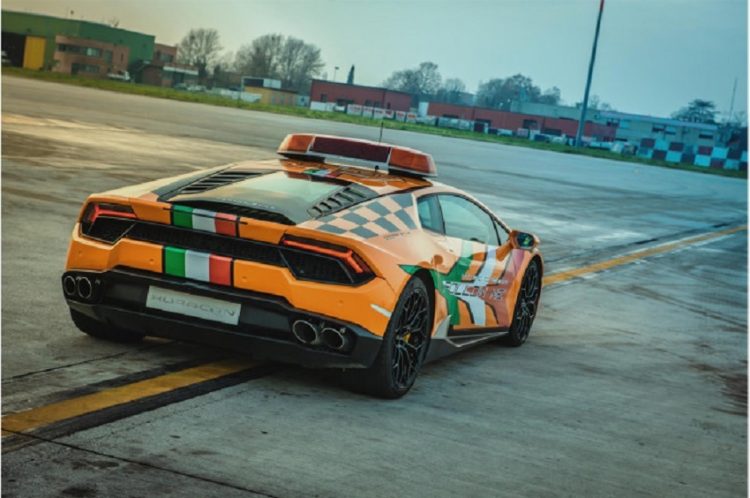 Unik di  Bandara Ini Lamborghini Huracan Jadi Pemandu Pesawat