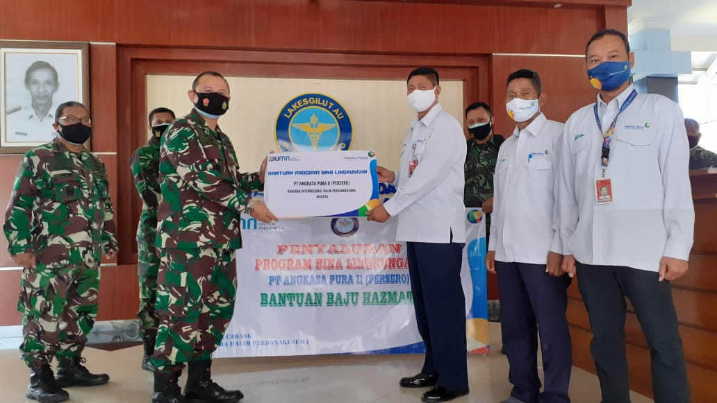 Egm Bandara Halim Serahkan 500 Baju Hazmat Ke Lakesgilut Au Drg R Poerwanto